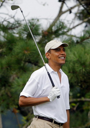 Obama golfs with his chef