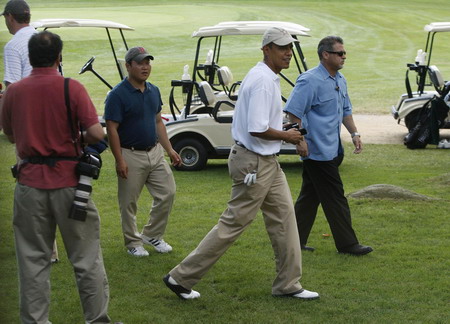 Obama golfs with his chef
