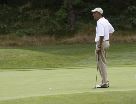 Obama golfs with his chef