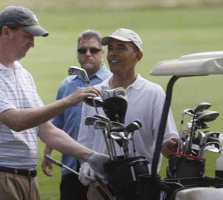 Obama golfs with his chef