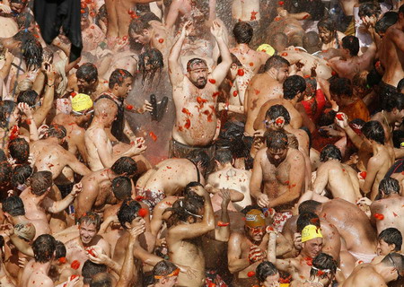 Annual tomato fight revelry comes on stage in Bunol