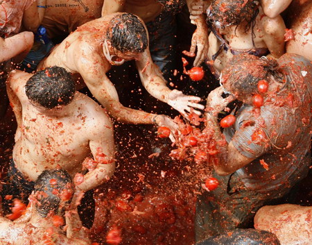 Annual tomato fight revelry comes on stage in Bunol