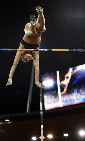 Isinbayeva breaks women's pole vault world record