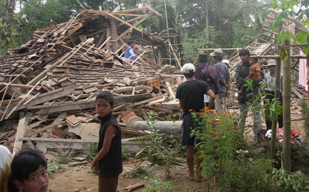 Strong Indonesia quake kills 32, damages 1,300 homes