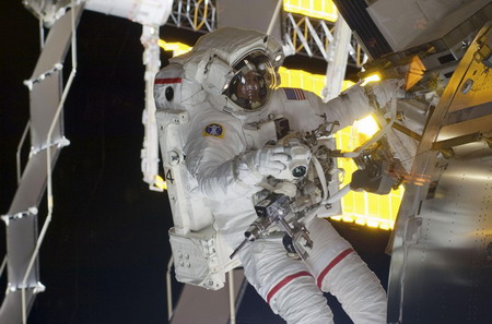 Spacewalk still on despite approaching space junk