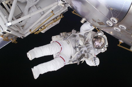 Spacewalk still on despite approaching space junk