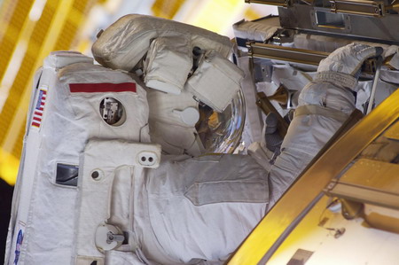 Spacewalk still on despite approaching space junk