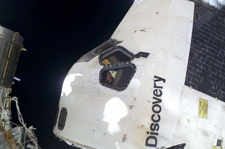 Spacewalk still on despite approaching space junk