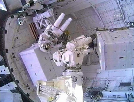 Spacewalk still on despite approaching space junk