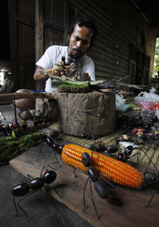 Thailand man lives with 4600 scorpions