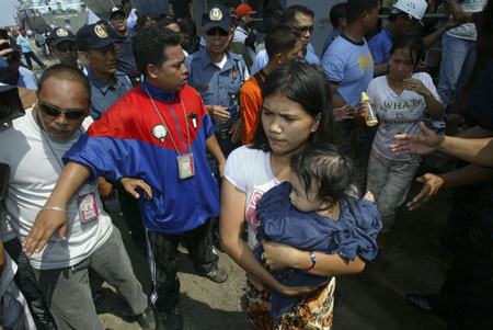 9 dead, 926 rescued from capsized Philippine ferry