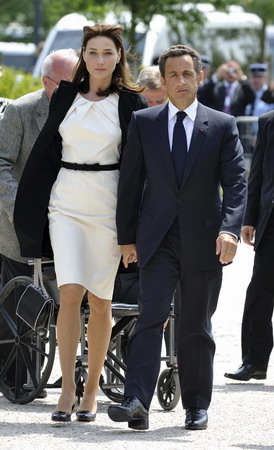 Claim Sarkozy used short people as props hits Web