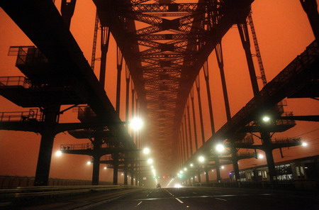 Dust storm whips Sydney; flight chaos