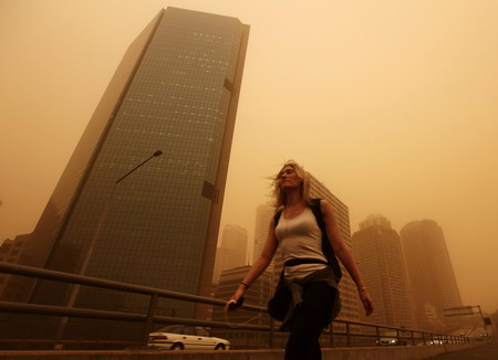 Dust storm whips Sydney; flight chaos