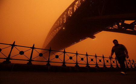 Dust storm whips Sydney; flight chaos