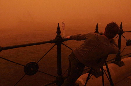 Dust storm whips Sydney; flight chaos