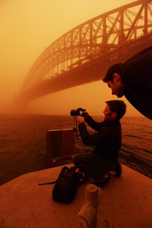 Dust storm whips Sydney; flight chaos