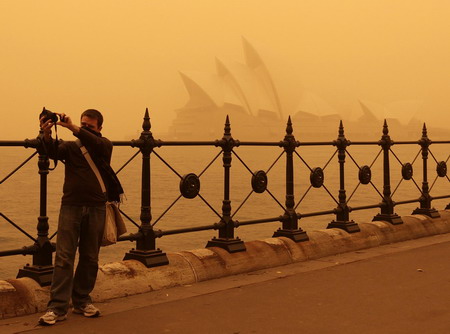 Dust storm whips Sydney; flight chaos