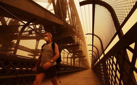 Dust storm whips Sydney; flight chaos