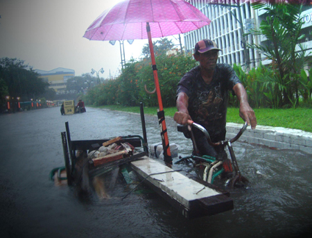 Thousands flee heavy philippines rain, flooding