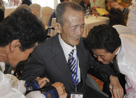 DPRK reports on north-south family reunions