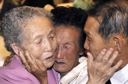 DPRK reports on north-south family reunions