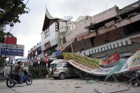 Indonesia quake kills 75, thousands trapped