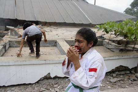 Indonesia quake kills 75, traps thousands