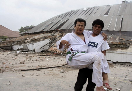 Indonesia quake kills 75, traps thousands