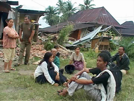 Strong Indonesia quake kills 200, traps thousands