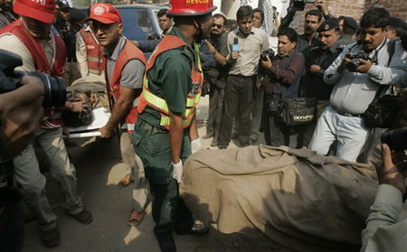 Gunmen, bomber hit 4 sites in Pakistan, 31 die