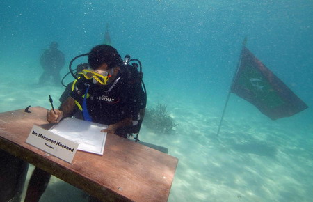 Maldives sends climate SOS with undersea cabinet