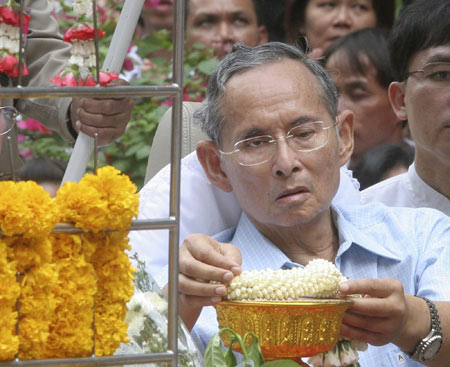 Thai king makes 1st appearance in more than a month