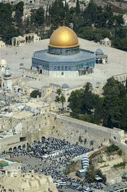 Israeli police storm Jerusalem holy site