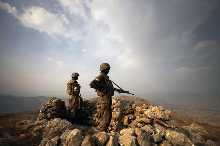 Pakistan military closes in on Taliban stronghold
