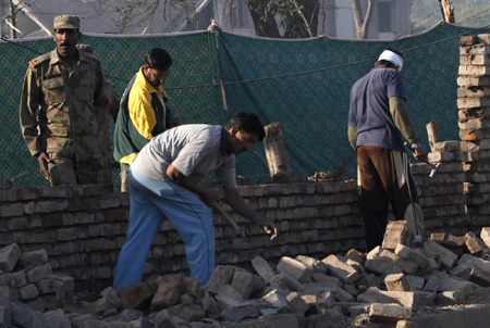 Suicide attack kills 5 in Pakistan's Peshawar