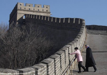 Canadian PM tours Great Wall