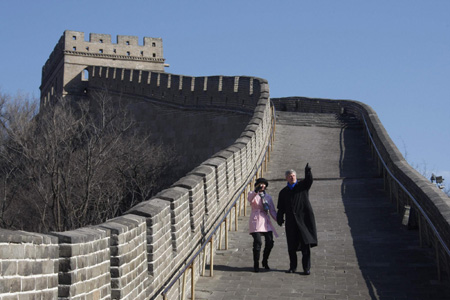 Canadian PM tours Great Wall