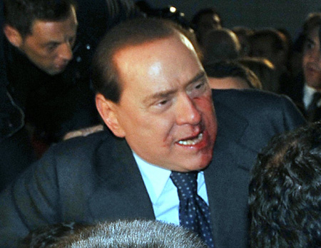 Attacker hurls statuette, bloodies Berlusconi face