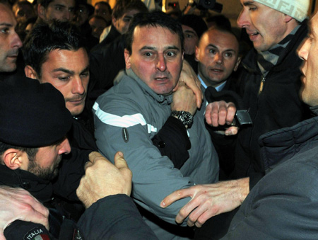 Attacker hurls statuette, bloodies Berlusconi face