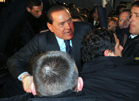 Attacker hurls statuette, bloodies Berlusconi face