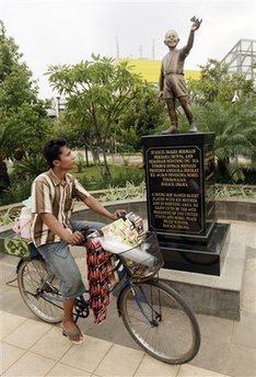 Barack Obama statue attacked by Facebook critics