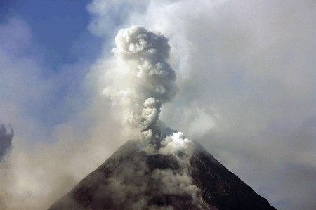 Eruption of Mayon volcano forces thousands to evacuate