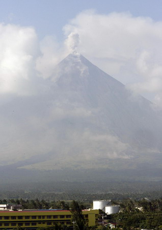 Eruption of Mayon volcano forces thousands to evacuate