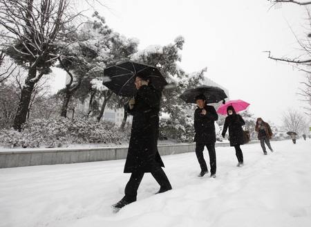 Heavy snow blankets Seoul