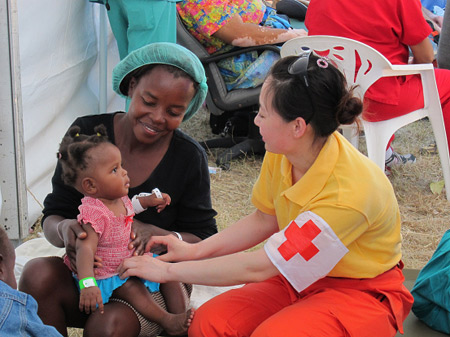 Chinese doctors offer helping hands in Haiti