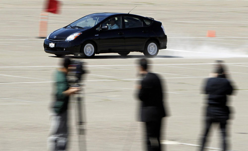 Toyota casts doubt on 'runaway' Prius claim