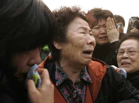 Hopes fade for 46 sailors after S Korean ship sinks