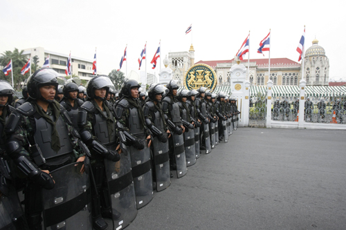 Thai red shirts give one-hour ultimatum for House dissolution