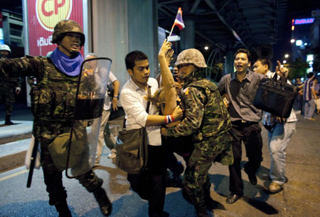 Bomb blasts kill 5, wound 100 in Bangkok